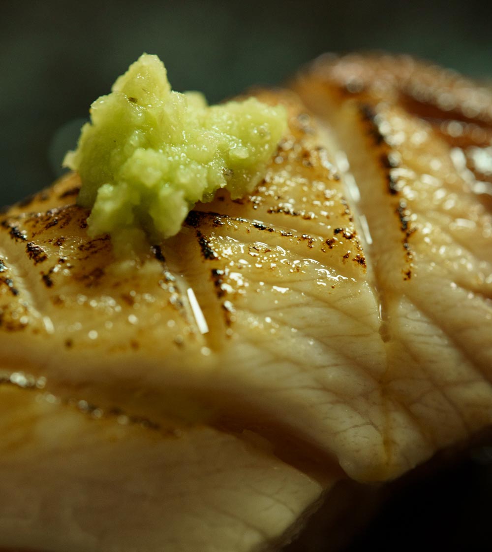 Sushibitar som serveras hos Koizen