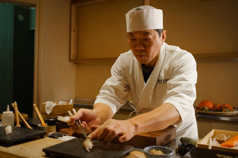 Sushimästaren John Chu som serverar en rätt