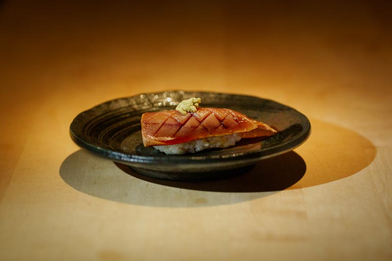 Sushibit som serverats på en tallrik