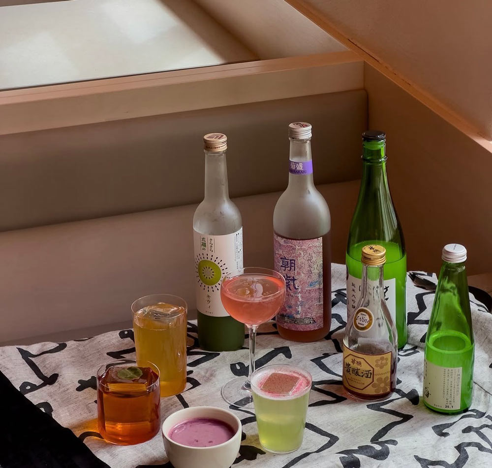 Flaskor med sake som står på ett bord