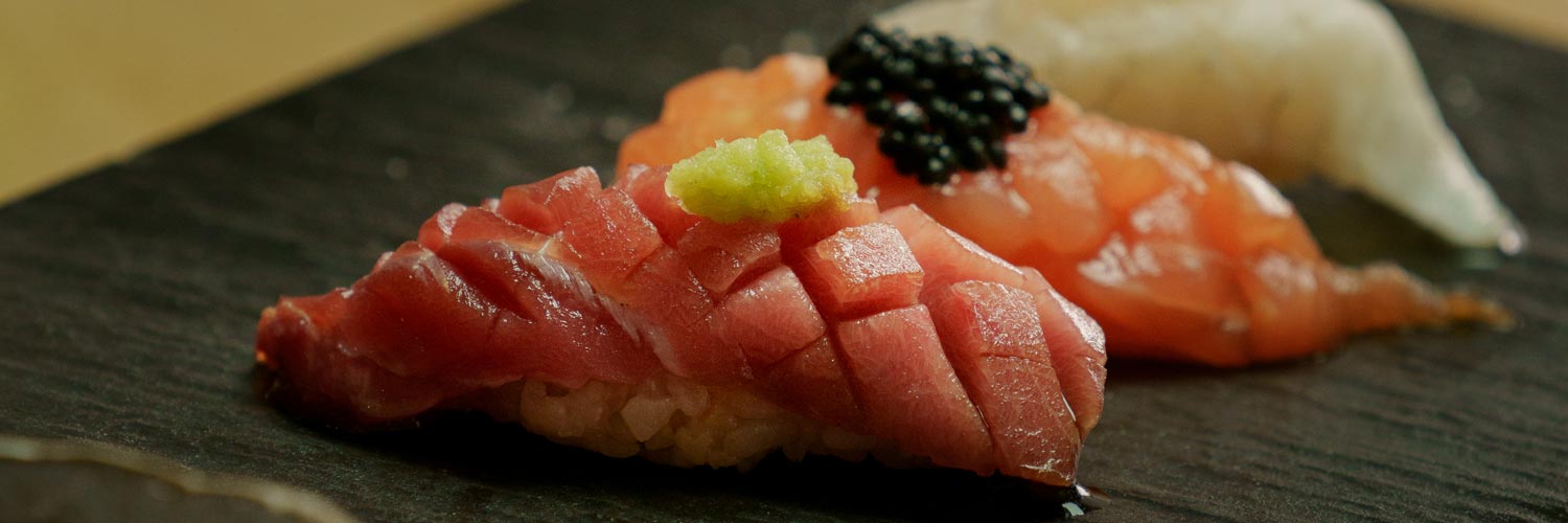 Tre sushibitar uppdukade