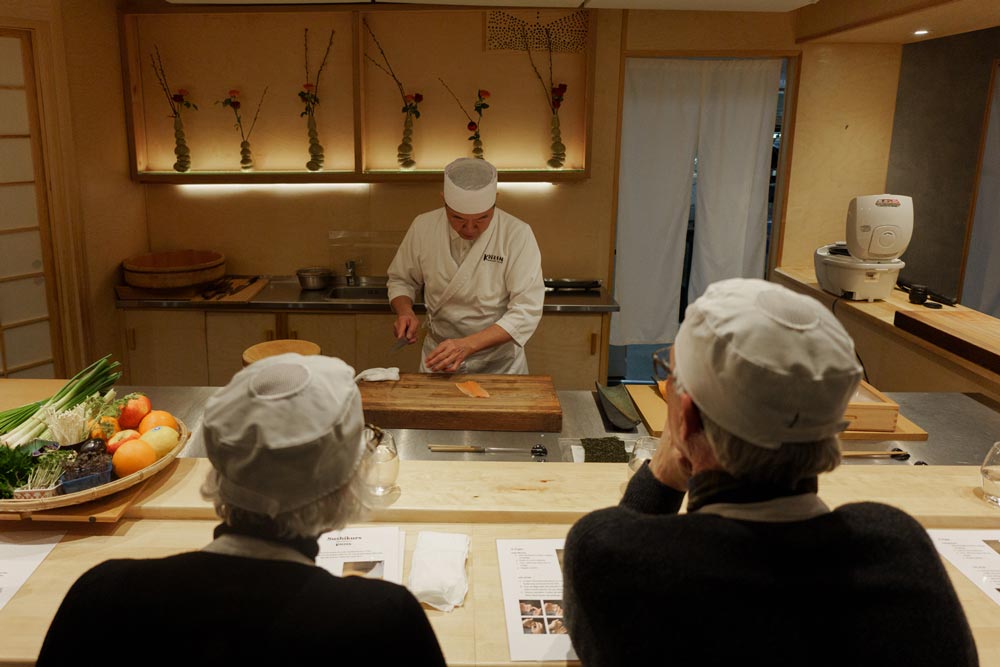 Sushimästaren John Chu visar teknik under en sushikurs på Koizen